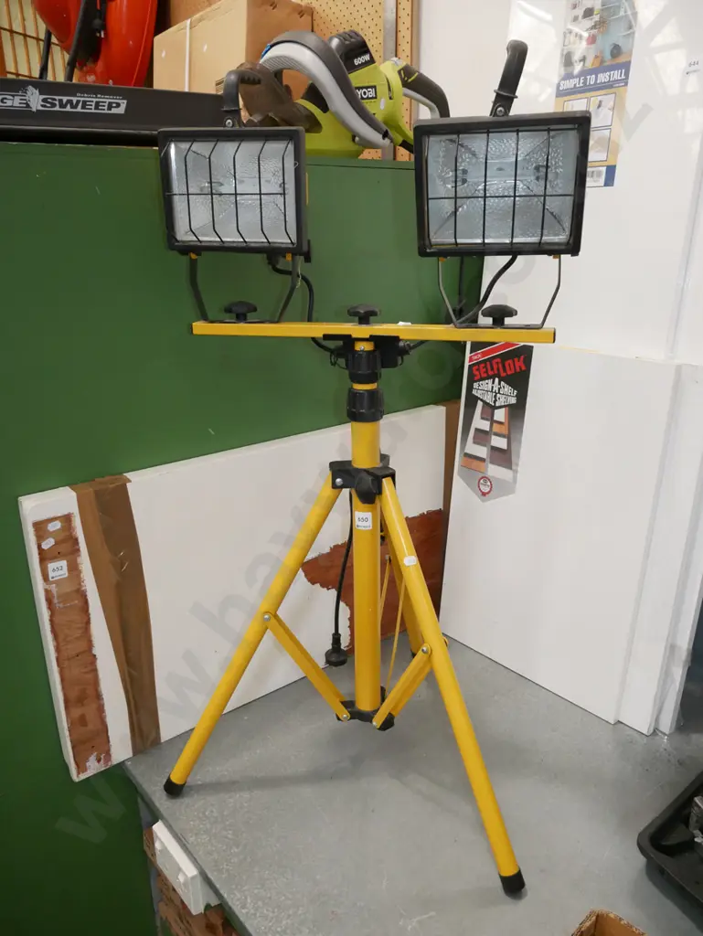 twin halogen lights on tripod stand Image 1++