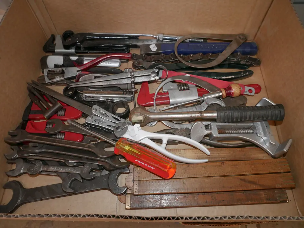 box; spanners, ratchets, builder's rules etc Image 1++