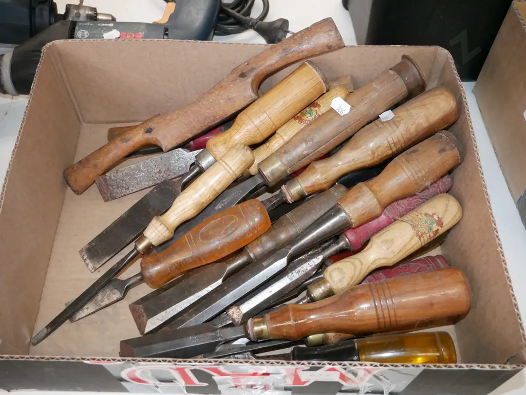 box of chisles and spoke shaves Image 1++