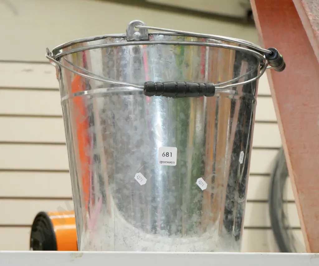 2x metal pails Image 1++
