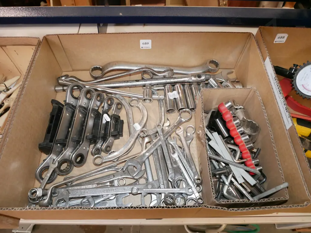 box; open end ring spanners, sockets etc Image 1++