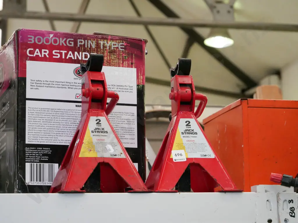 pair of 2 tonnne jack stands Image 1++