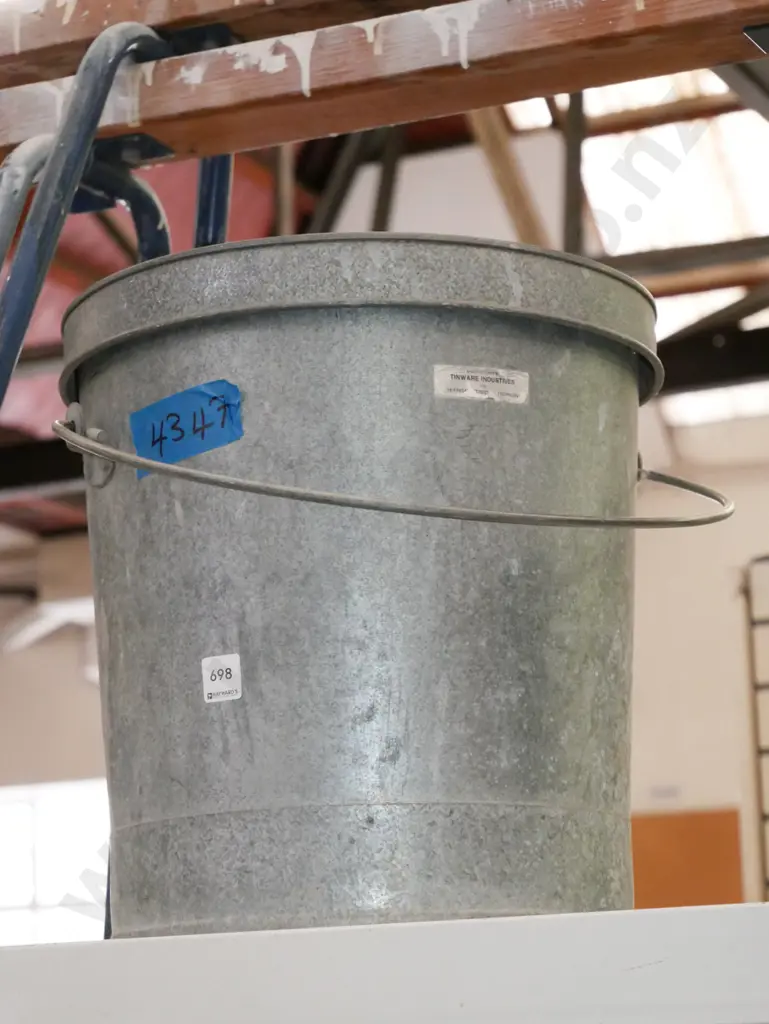 galvanised lidded ash can Image 1++