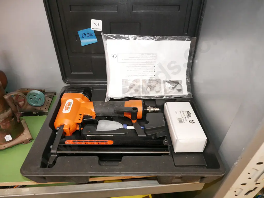 Tool Shed cased air powered staple gun Image 1++