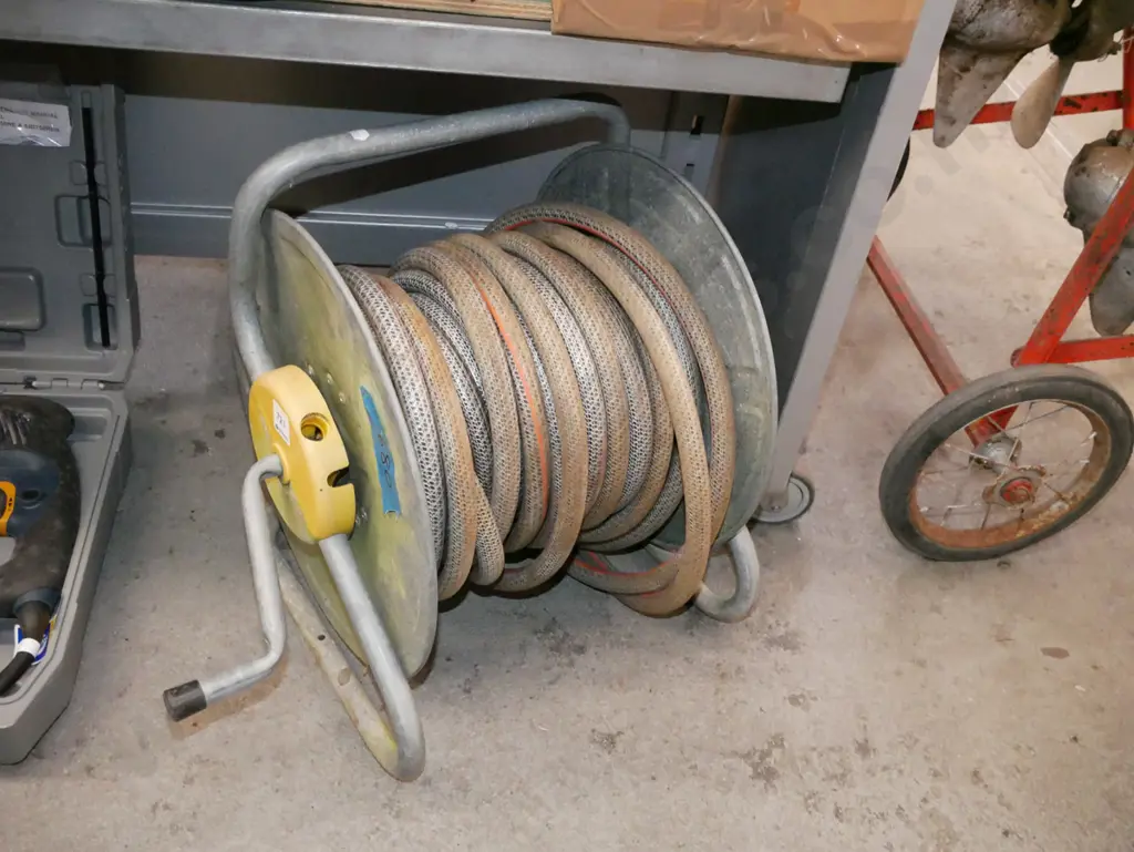garden hose and reel Image 1++