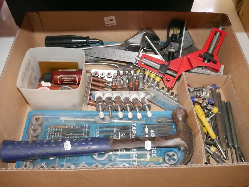 box; Fuller hammer, tap and die set etc Image 1++