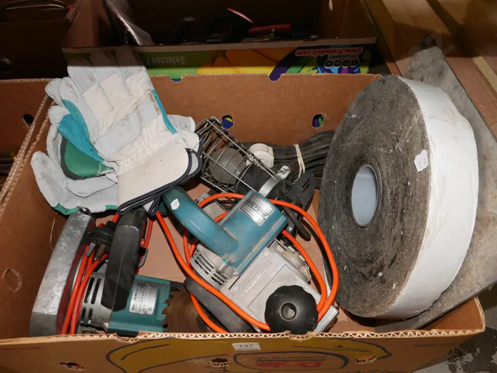 box; Makita planer, skilsaw, trouble light etc Image 1++