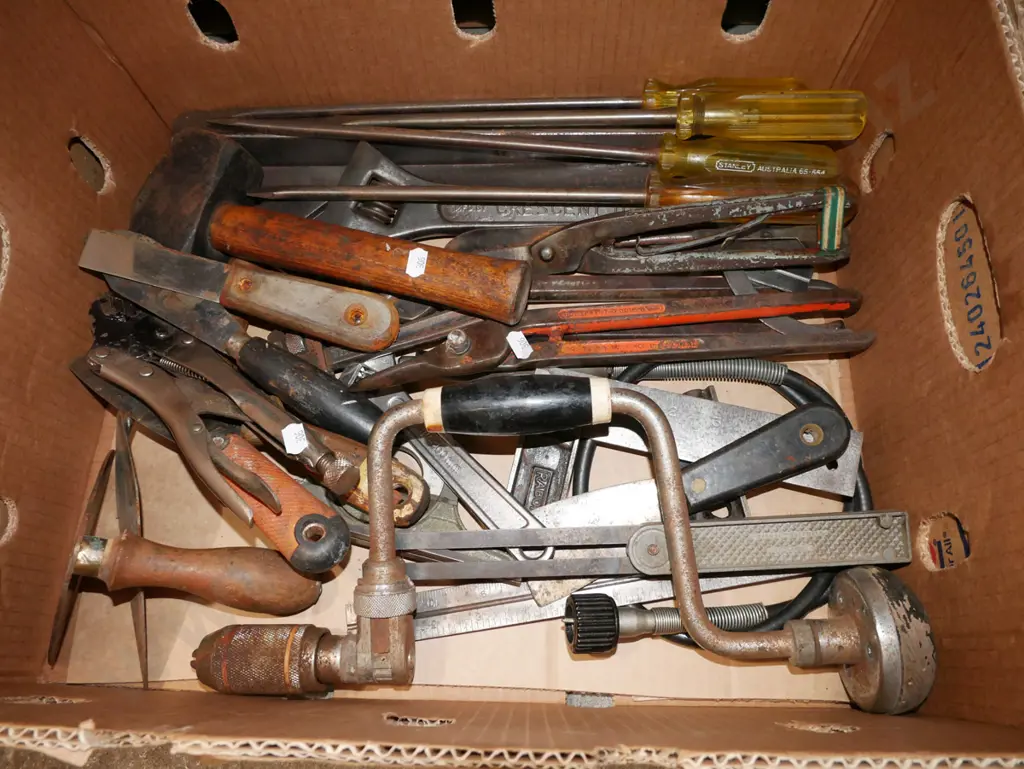 box; large crescent, vice grip, screwdrivers etc Image 1++