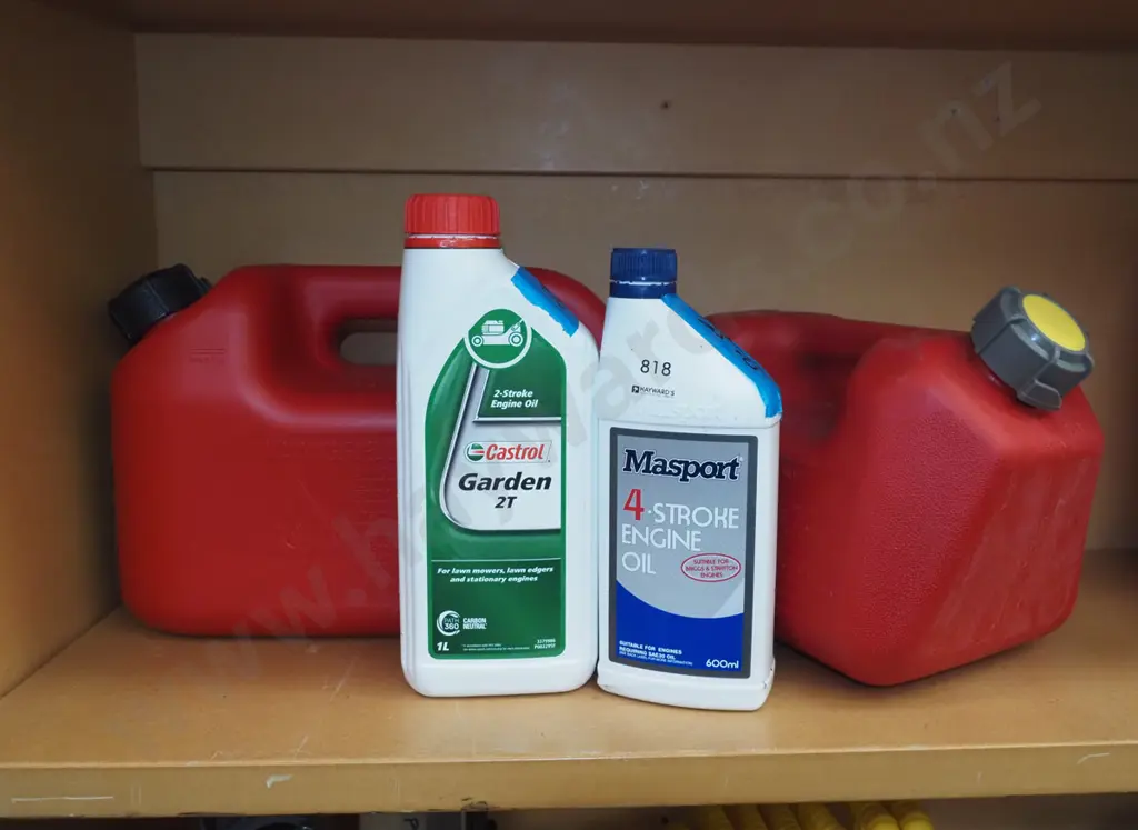 engine oil and 2 fuel containers Image 1++