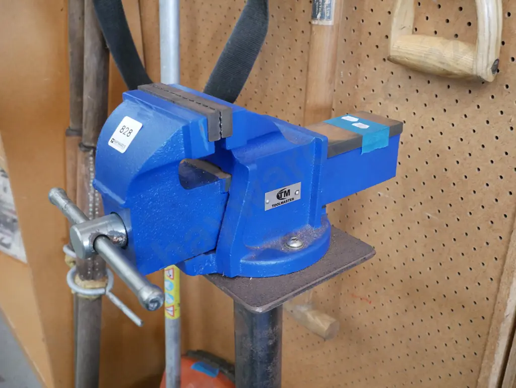 engineer's vice on stand Image 1++