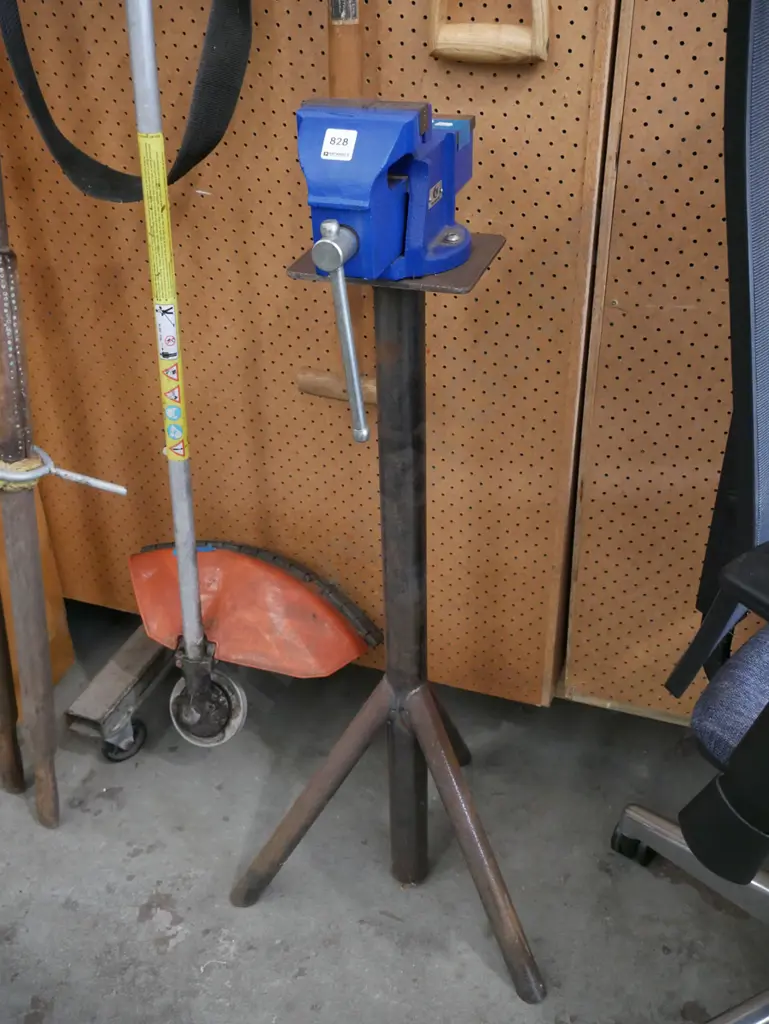engineer's vice on stand Image 1++