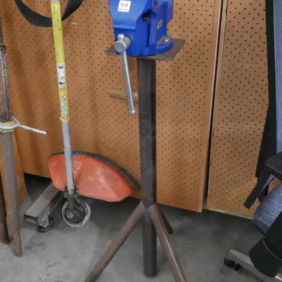 engineer's vice on stand