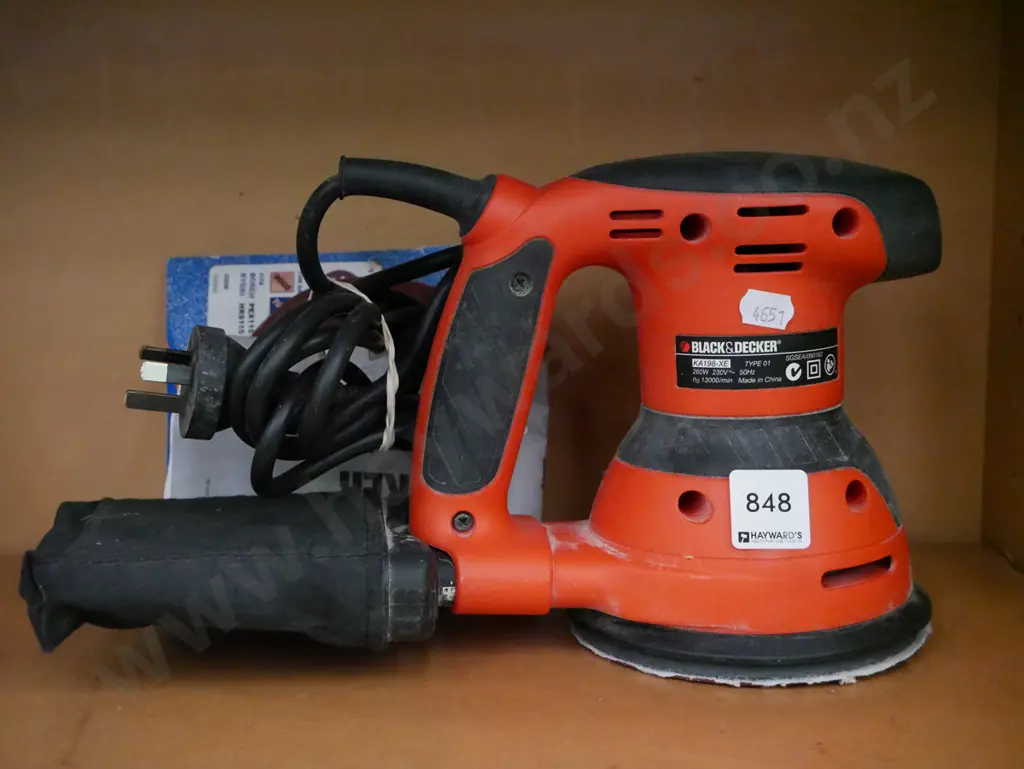 Black & Decker orbital sander and sheets Image 1++