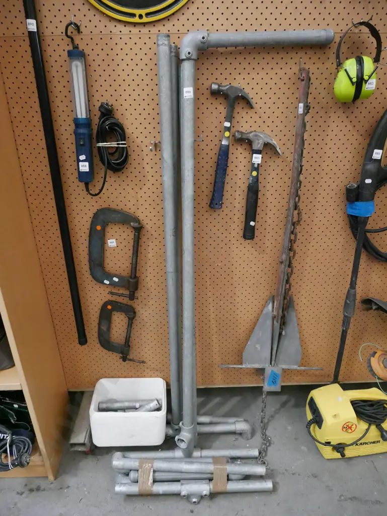 galvanised pipes, pipe clamps Image 1++