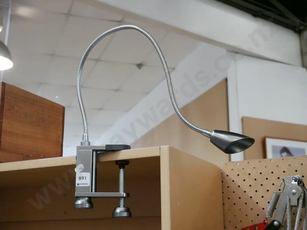 battery powered halogen light on adjustable clamp Image 1++