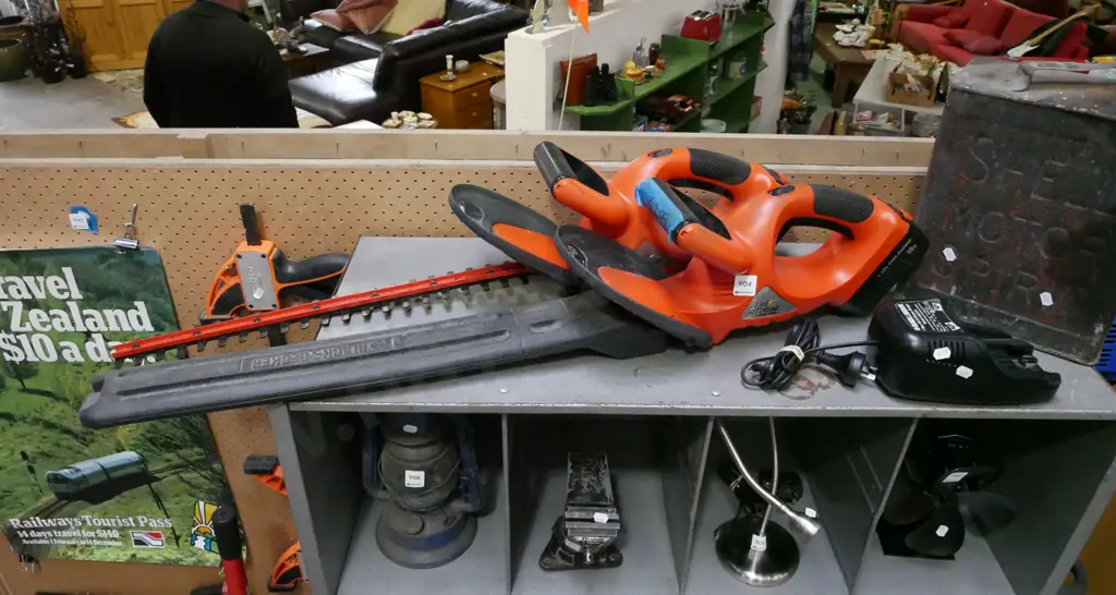 2x B&D Firestorm hedge trimmers - both have batteries, only 1 charger Image 1++