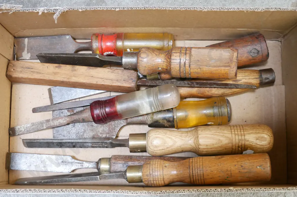 box of vintage chisels Image 1++