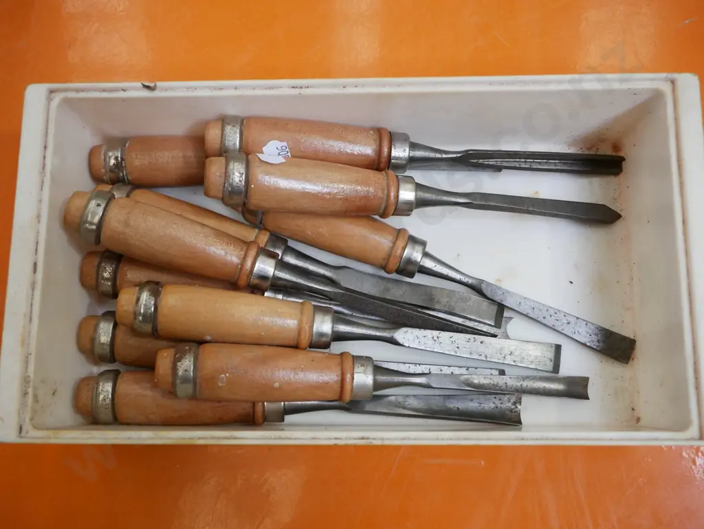 tray of carving chisels Image 1++