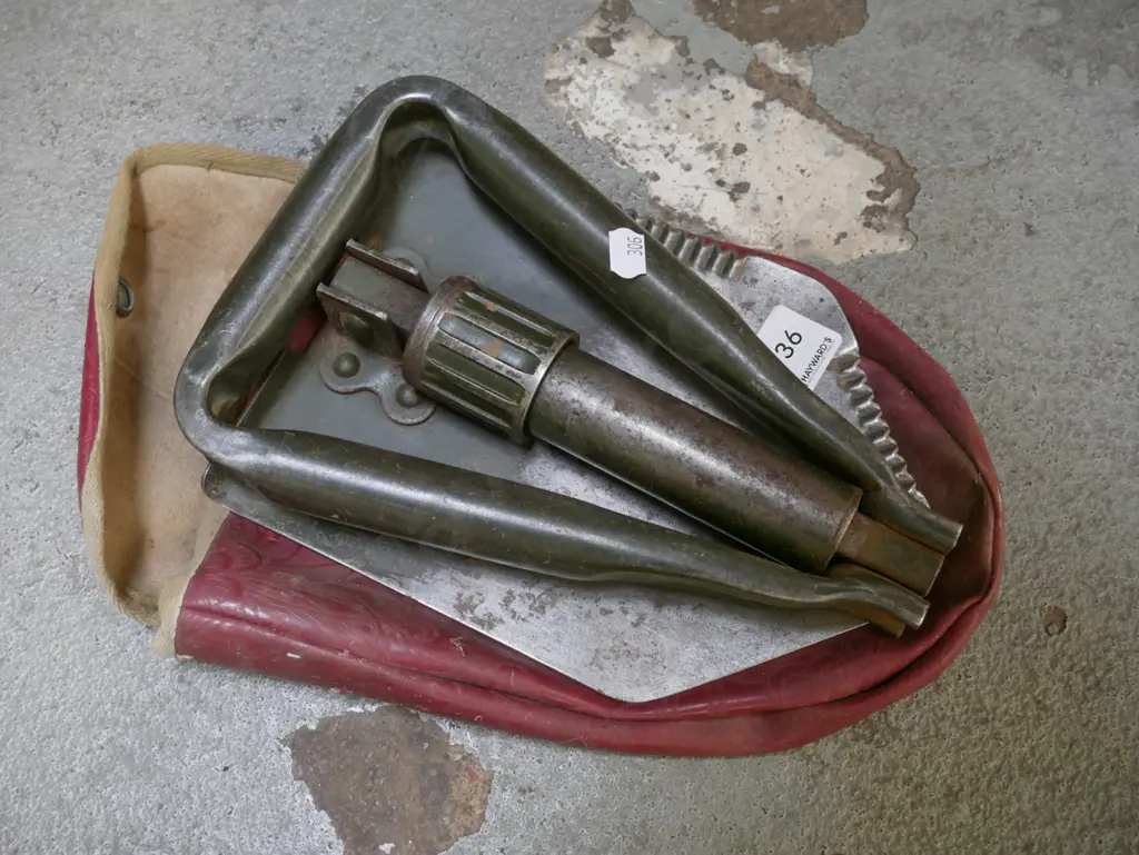 trenching shovel in carry case Image 1++