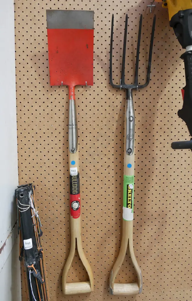 small wooden handled fork and spade Image 1++