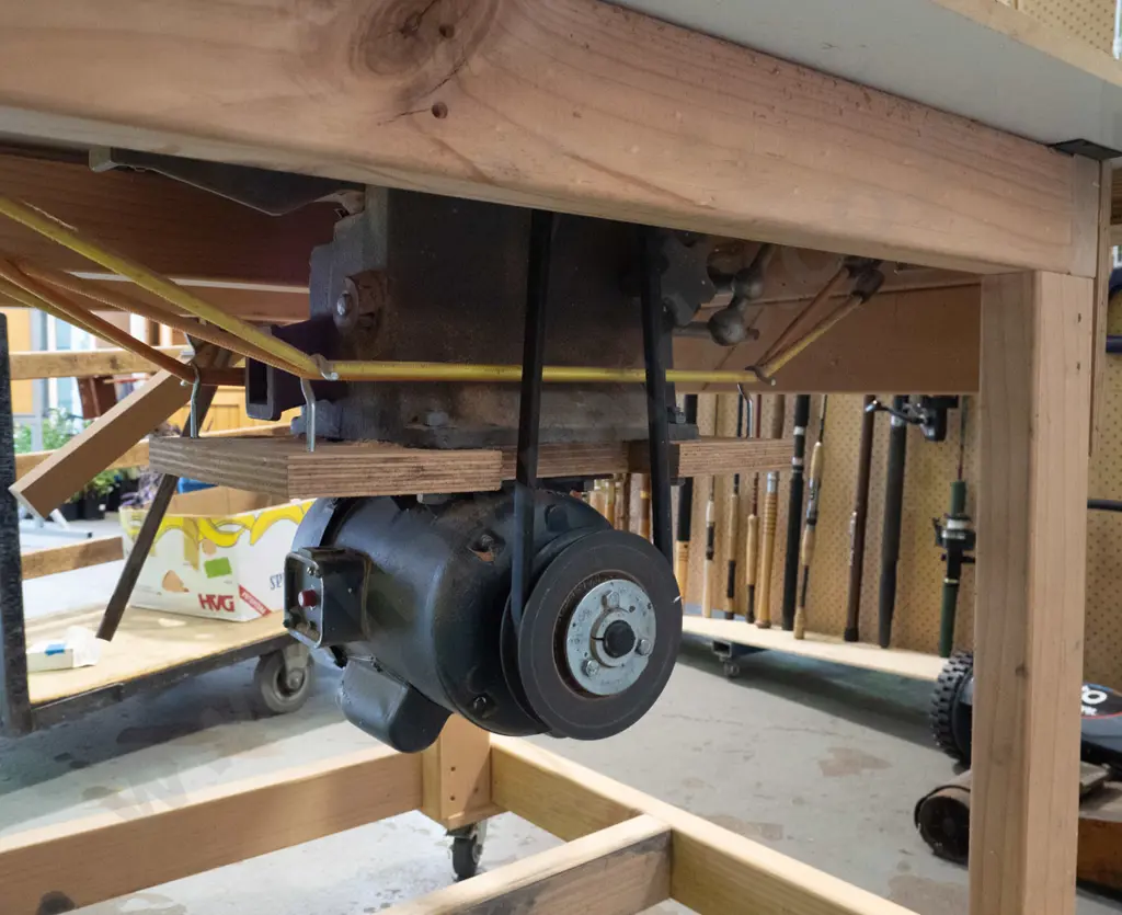 Large home made table saw, using a vintage Duro cast-metal housing & 750w motor. H-900 W-1300 D-1040 Image 1++