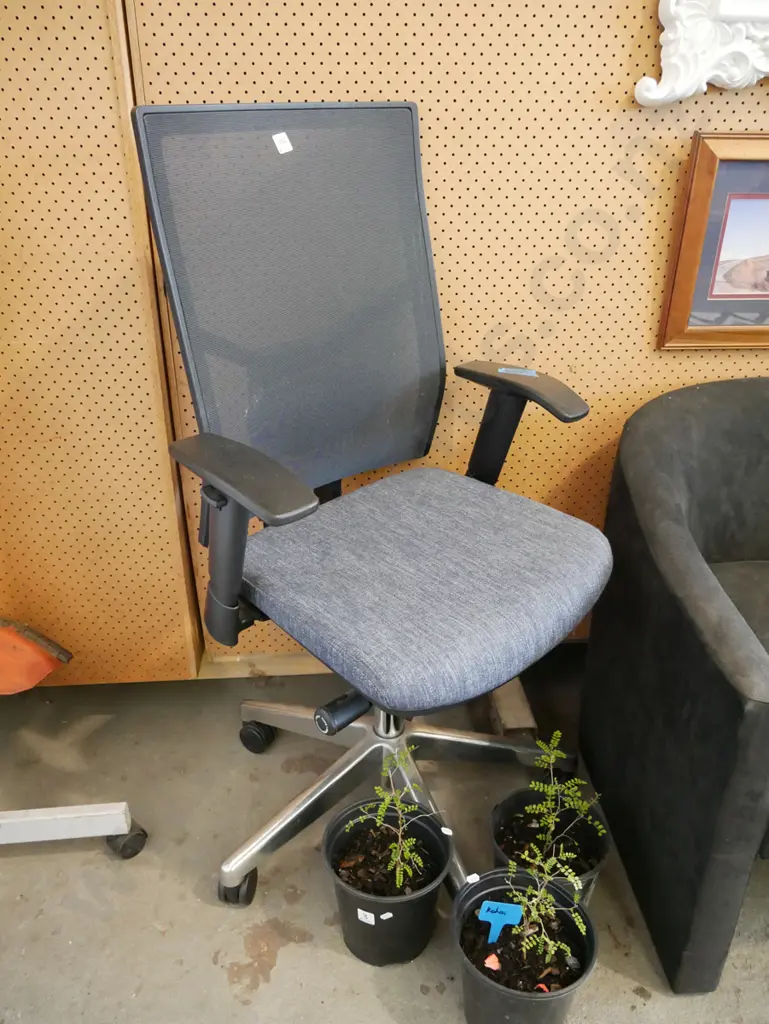 office chair Image 1++