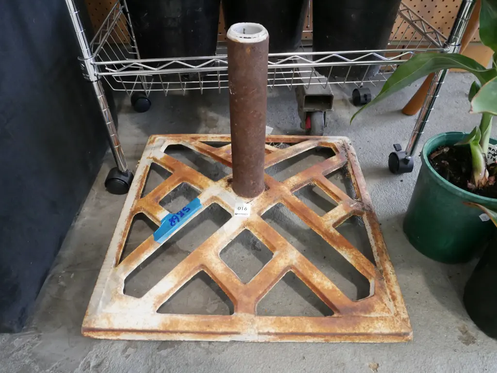 heavy cast metal umbrella stand - some rust Image 1++