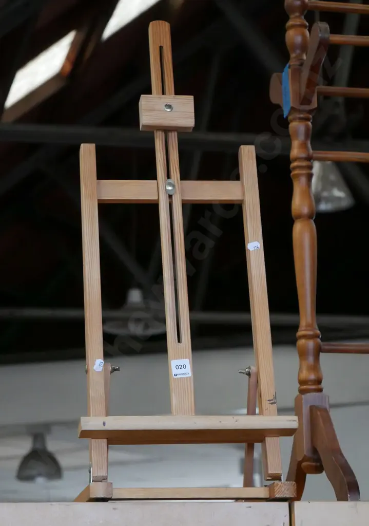 small wooden artists easel Image 1++