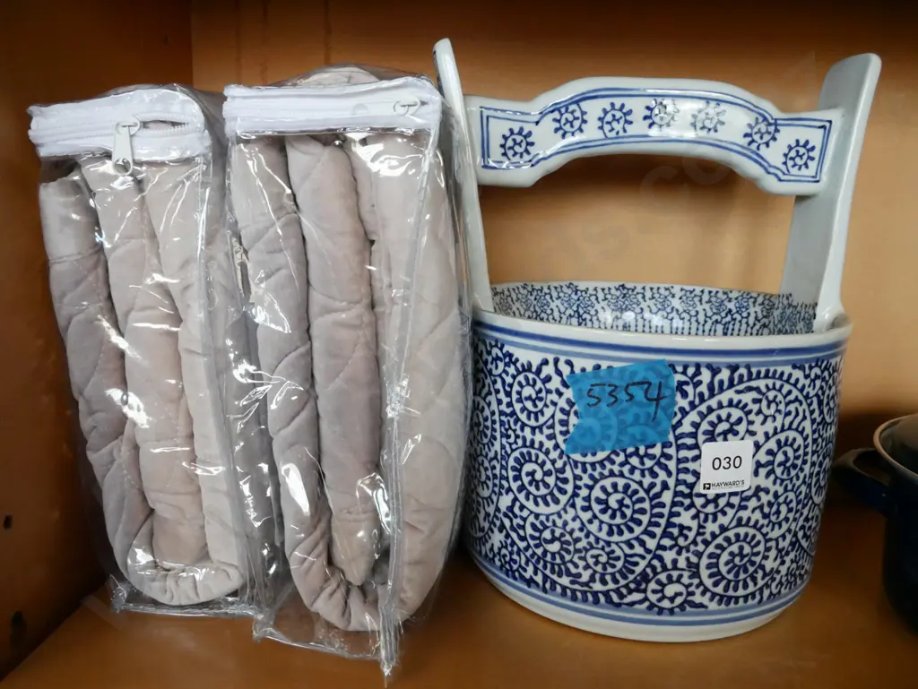 2x velvet pillow covers, blue and white ceramic basket Image 1++