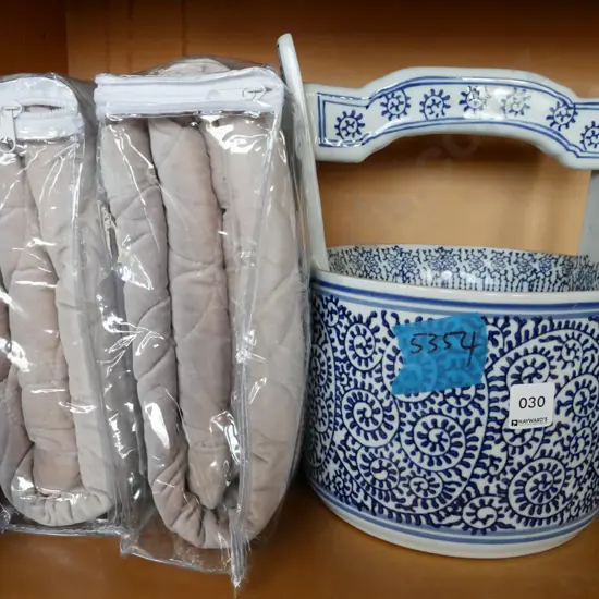 2x velvet pillow covers, blue and white ceramic basket