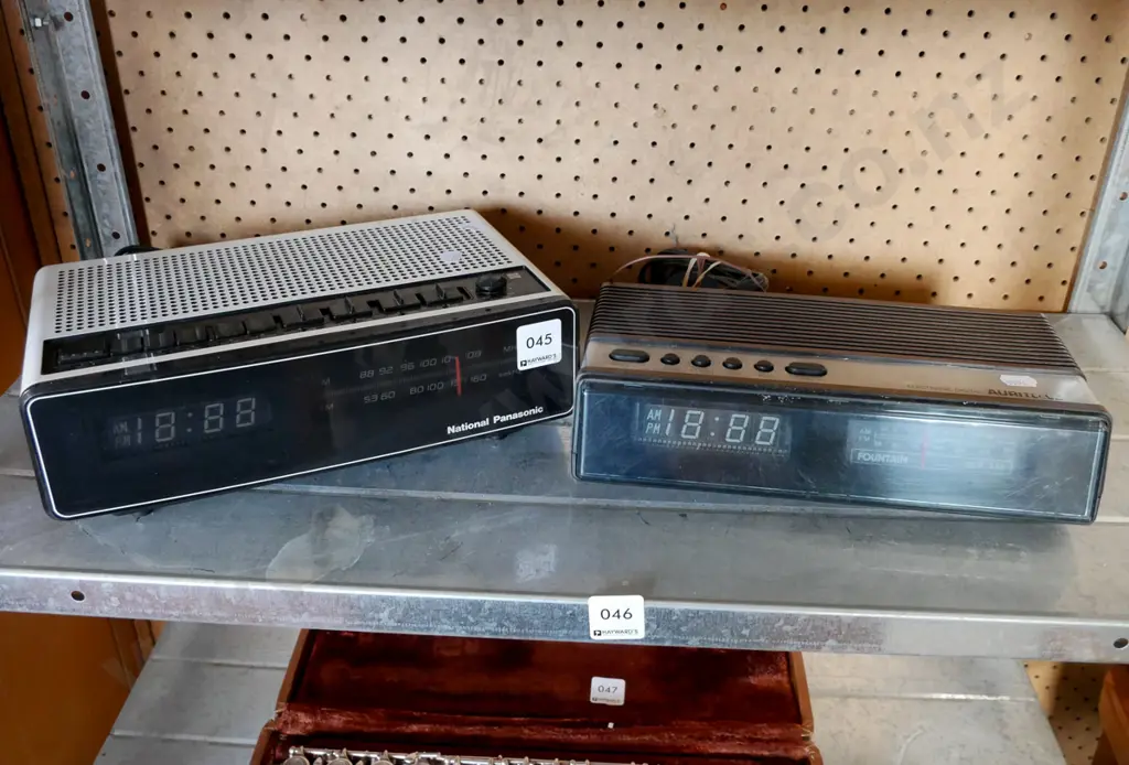 2x retro bedside alarm clocks Image 1++
