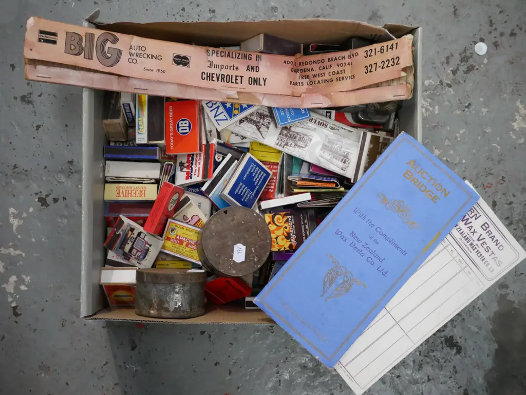 box of various vintage matchboxes, metal vesta boxes etc Image 1++