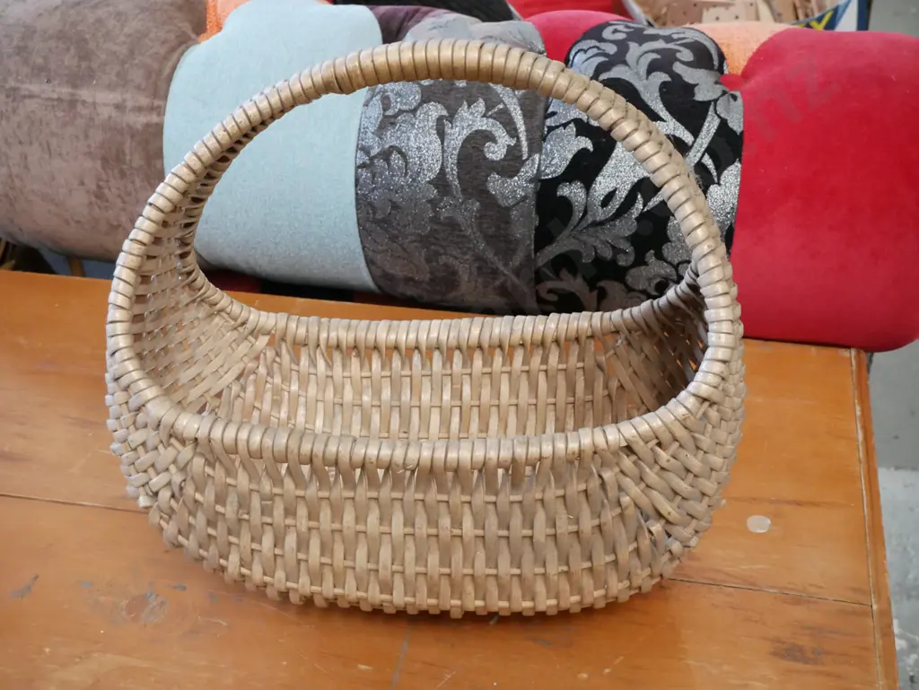 woven plastic basket - needs a clean Image 1++