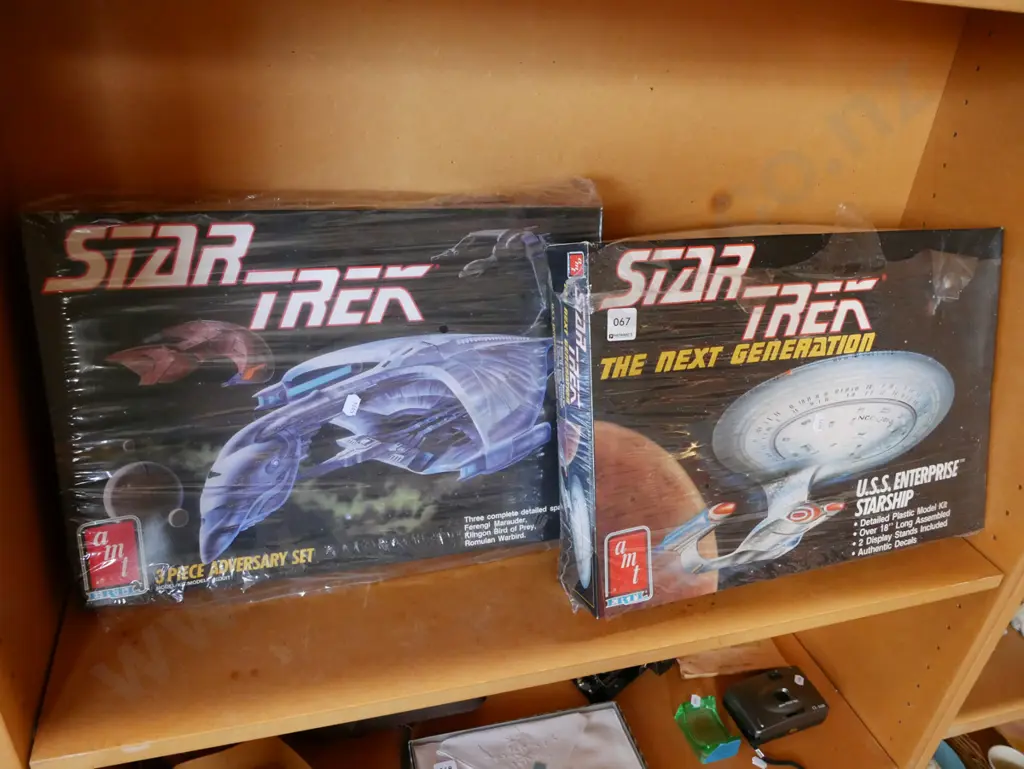 2x yet to be assembled Star Trek models Image 1++