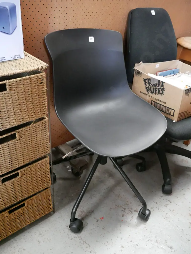 black plastic office chair Image 1++