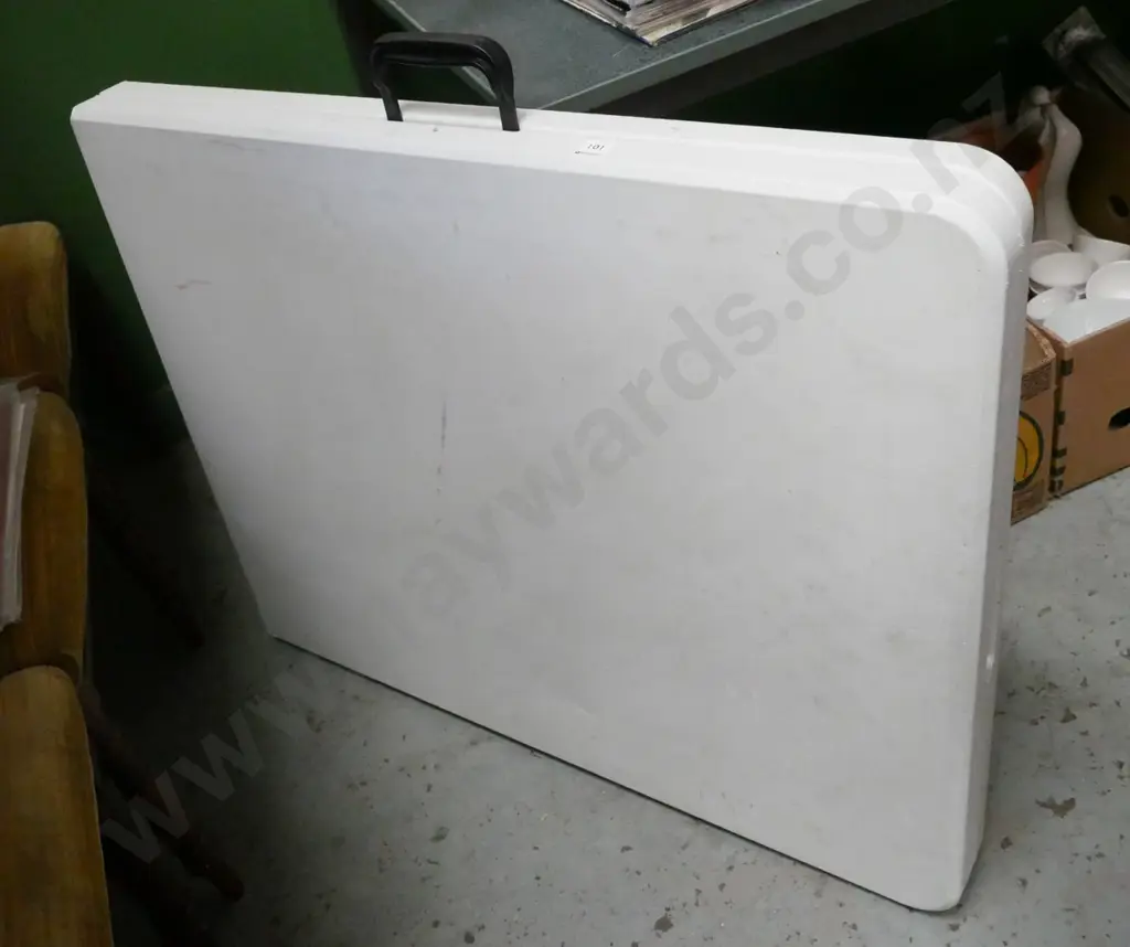 folded trestle table Image 1++