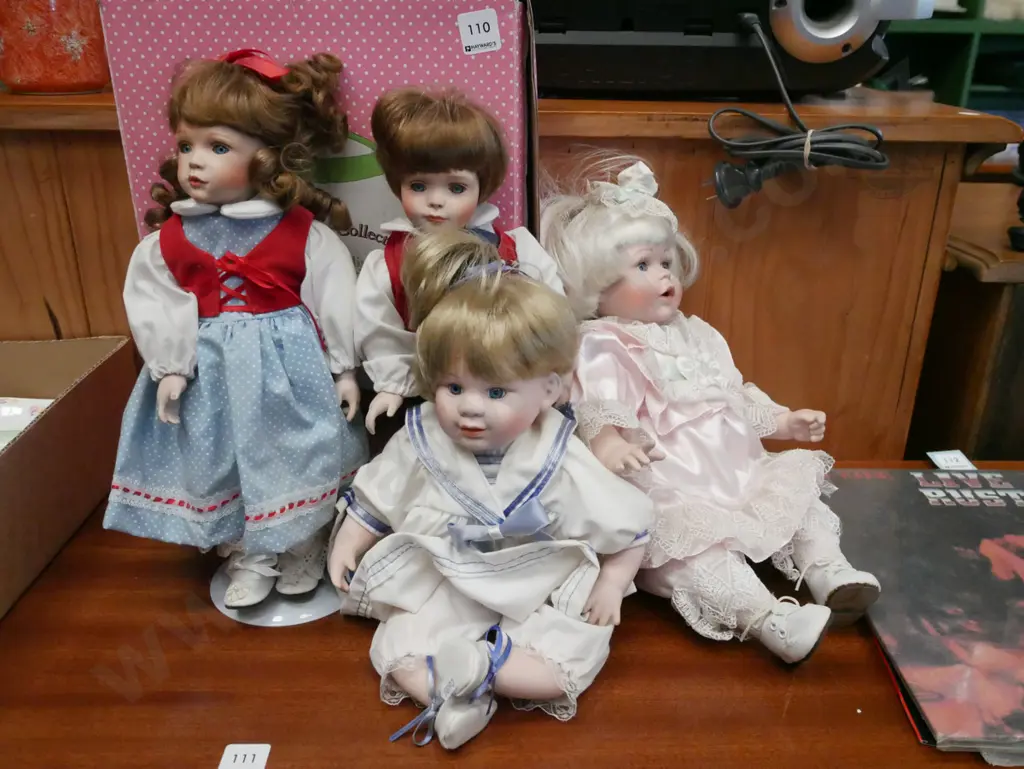 4x porcelain display dolls Image 1++