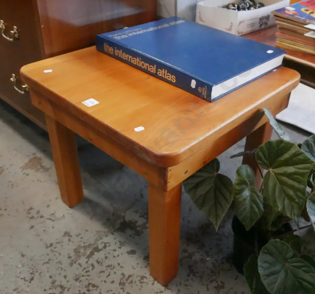 solid pine end table Image 1++