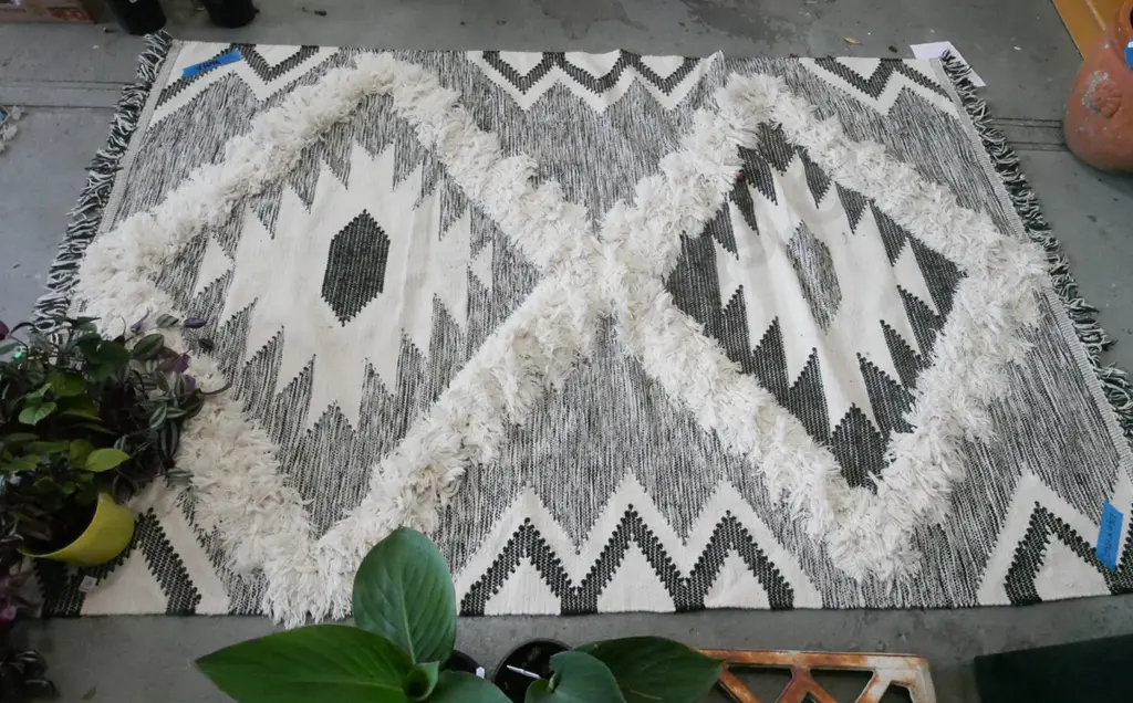 woven black and white geometric floor mat with shag pile tufts L-2240 L-1500 Image 1++