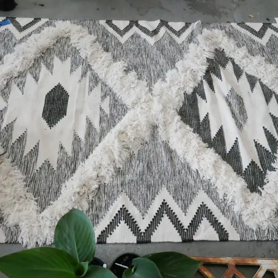 woven black and white geometric floor mat with shag pile tufts L-2240 L-1500