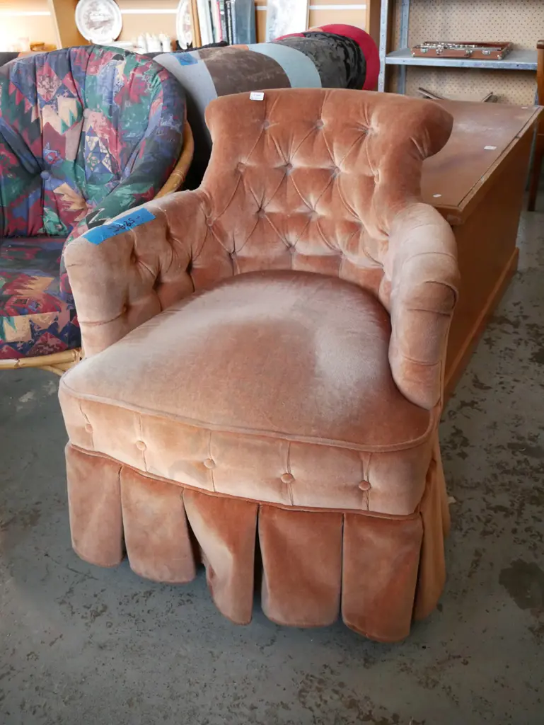 deep buttoned upholstered velvet bedroom chair - some wear, needs a clean Image 1++