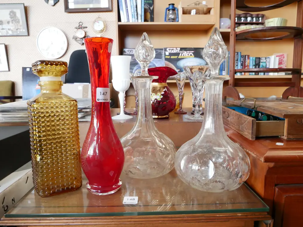 3x decanters, red glass vase H-280 Image 1++