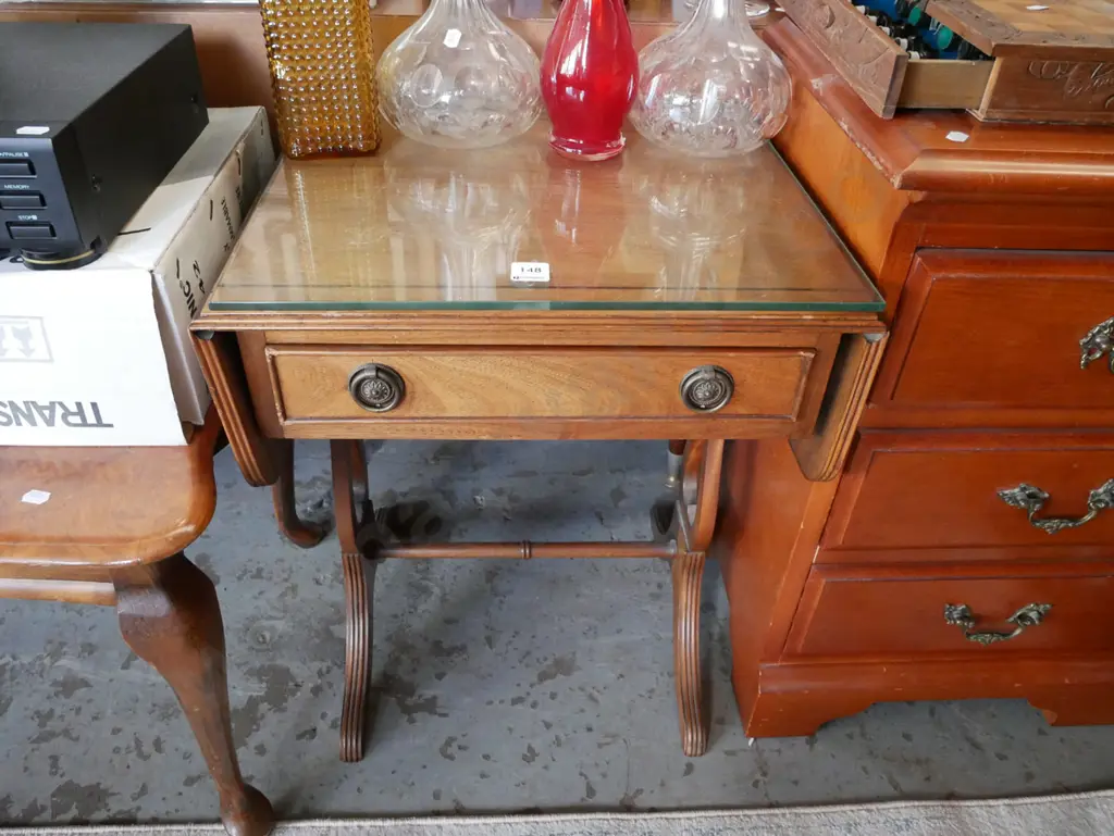 mahogany dropside end table with glass top and single drawer Image 1++