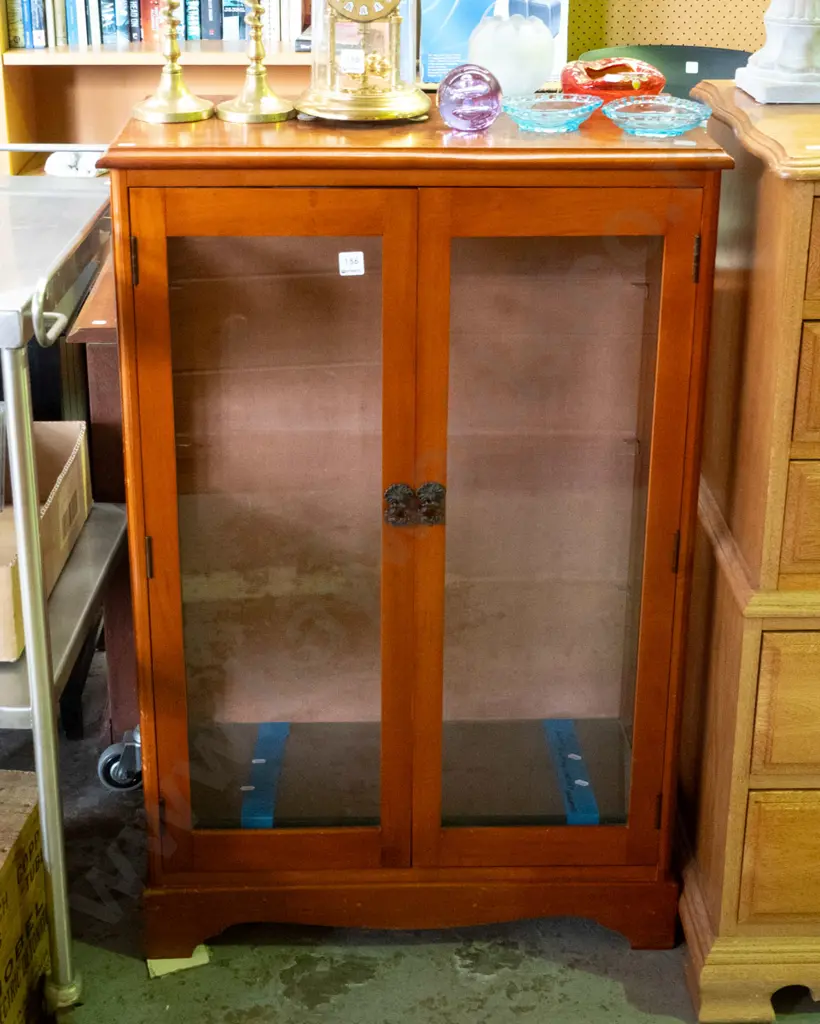 2 door display with adjustable glass shelves H-1020 W-655 D-310 Image 1++