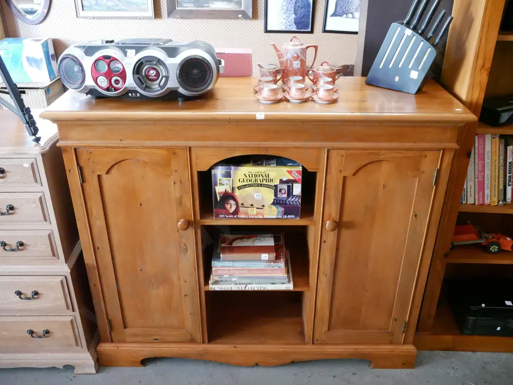colonial mahogany 2 door sideboard H-1160 W-1400 D-460 Image 1++
