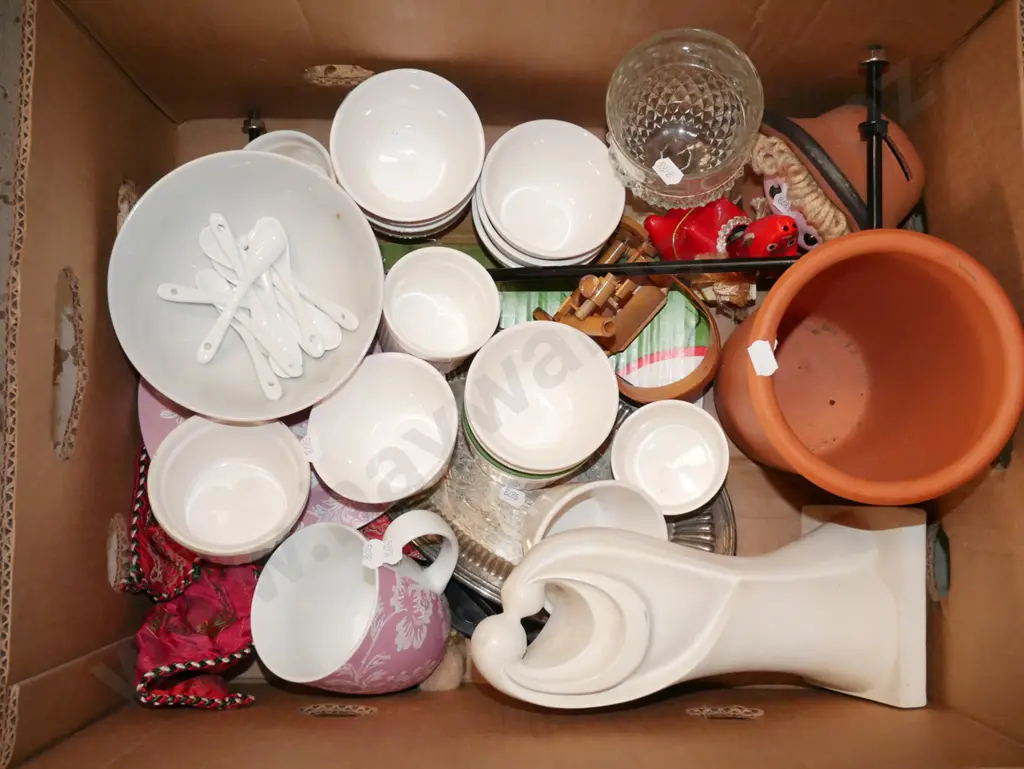 box; figurines, terracotta wine cooler, small bowls etc Image 1++