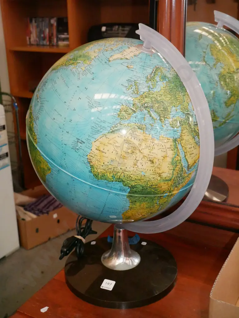 large illuminated globe - power cord cut H-550 Image 1++