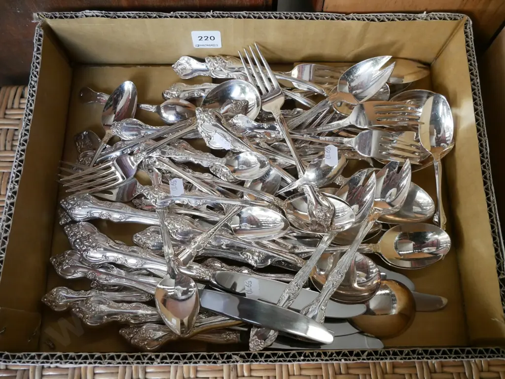 box of cutlery Image 1++