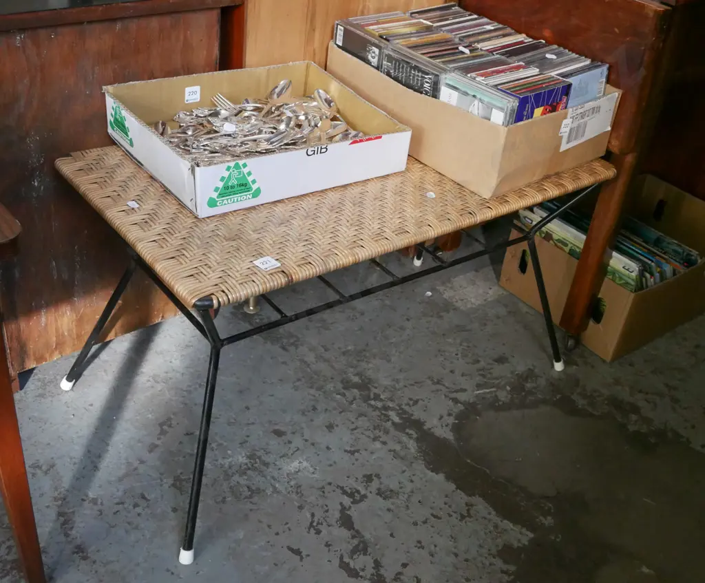 woven plastic bench seat Image 1++