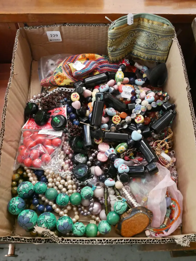 box of costume jewellery Image 1++